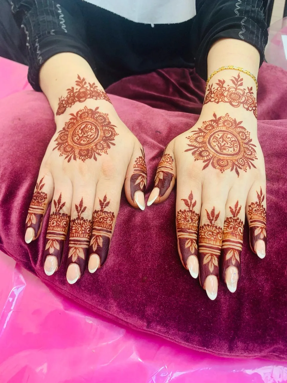 Detailed Arabic henna mehndi on both hands